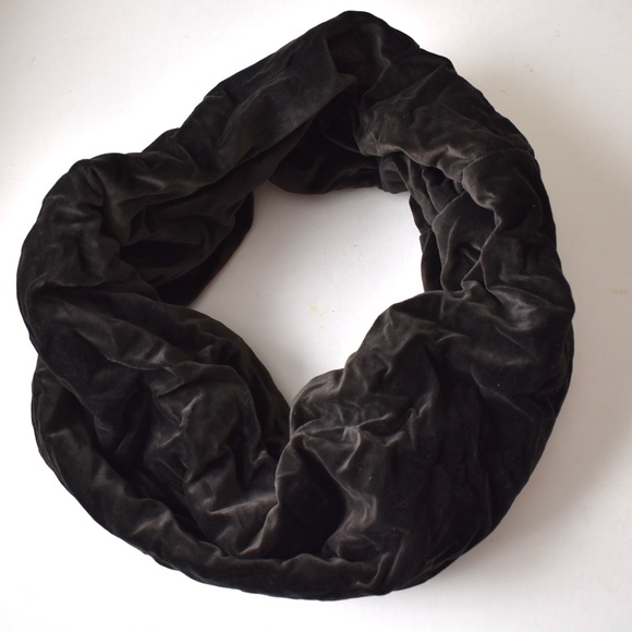 Oversized velvet infinity scarf - Picture 4 of 6